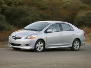 Toyota Yaris II · Седан