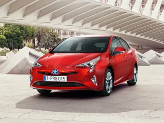 Toyota Prius IV · Лифтбек