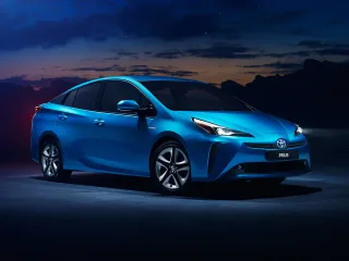 Toyota Prius IV рестайлинг · Лифтбек